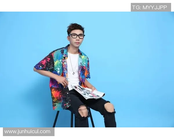 索菲亚与足球明星亲密合影展现运动魅力与时尚风采